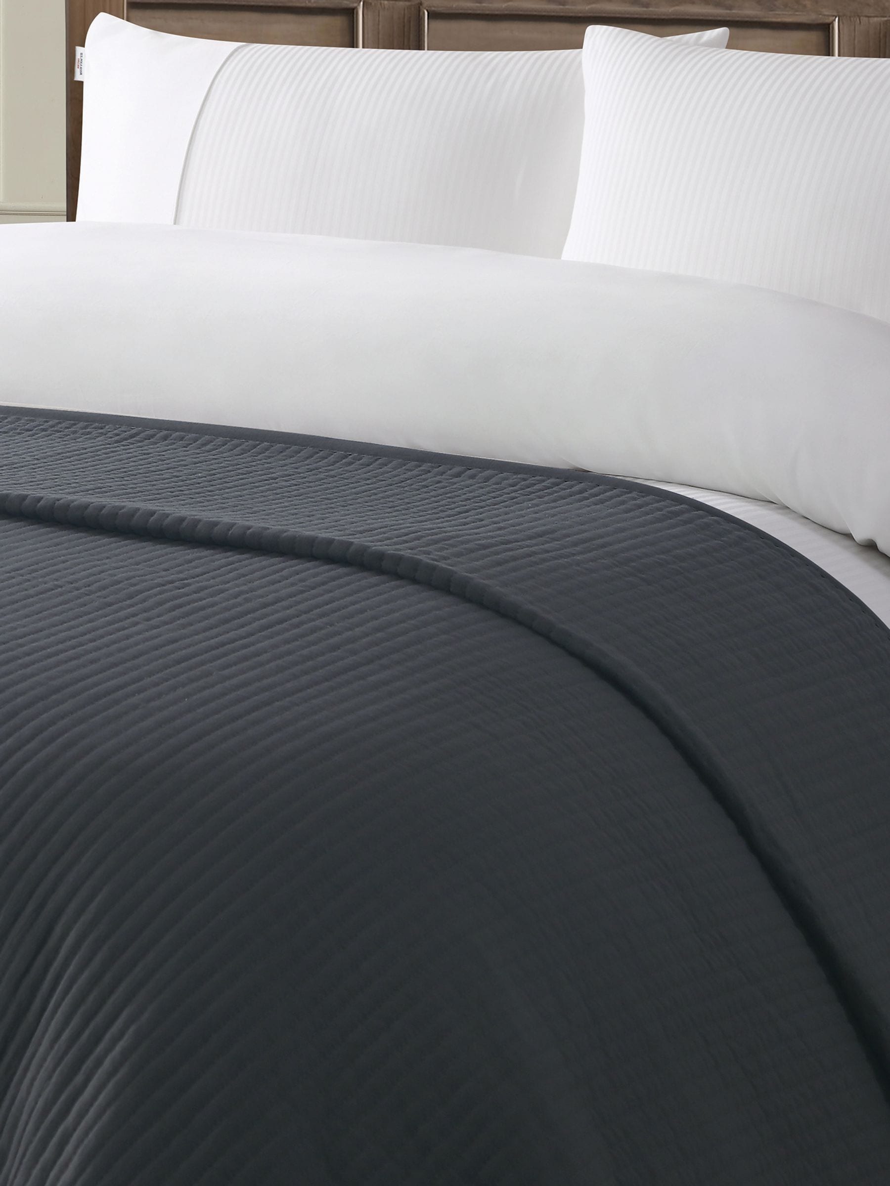 U.S. Polo Assn. Tornado Channel Row quilted bedspread 240x220cm - British product